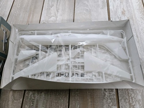 Minicraft Model Kits 1/144 United Airlines 757-200 Plastic Model Kit 14492 - Picture 2 of 2