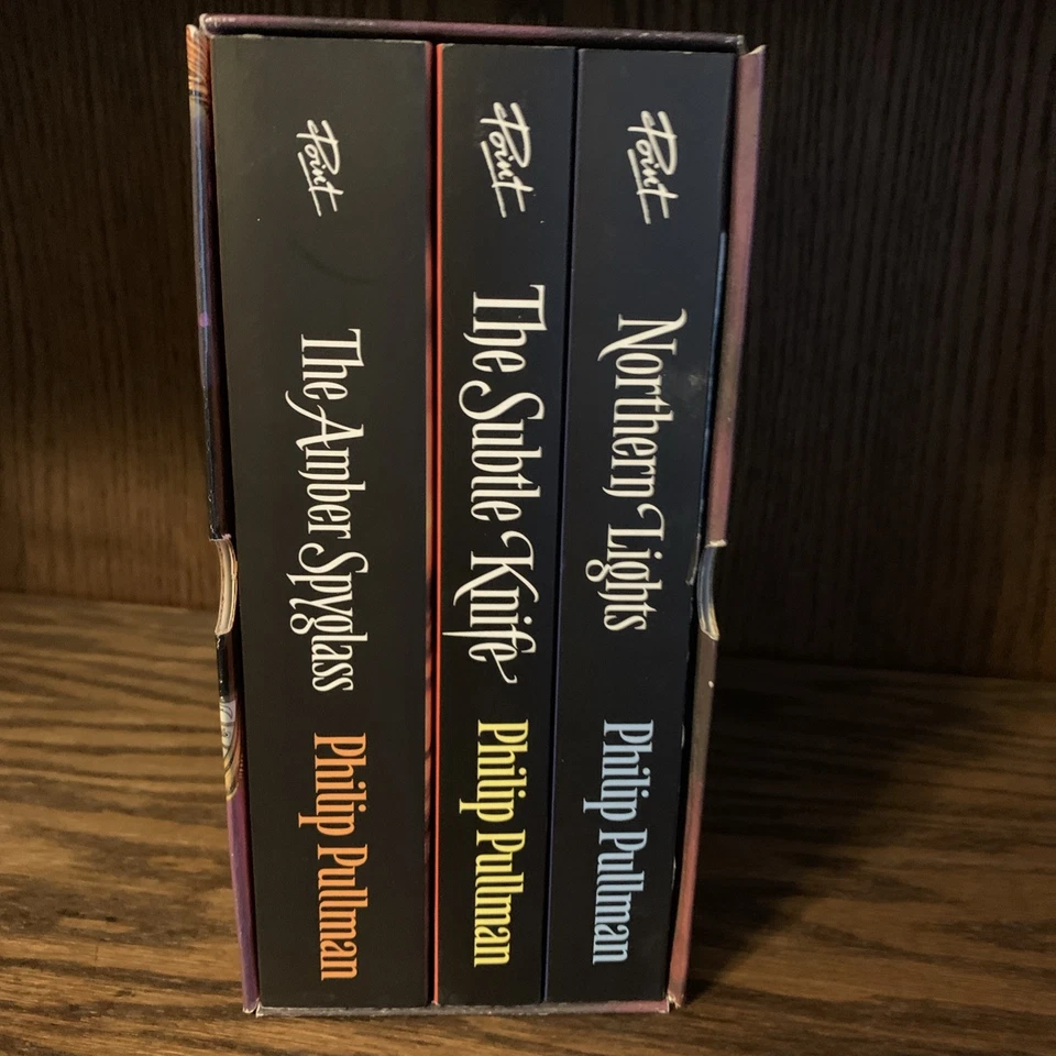 Philip Pullman 'His Dark Materials' Trilogy Paperback Box Set Slip Case - Image 3 of 4