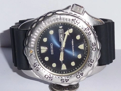 VINTAGE SEIKO 7N36-6A40 QUARTZ SCUBA DIVERS WRISTWATCH WITH DAY/DATE. WORKING