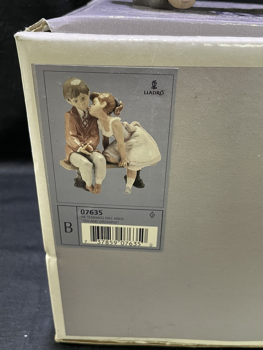 Lenore 貯金箱 フィギュア NEW BOX Lladro 7635 Ten and Growing Girl Kissing Boy on