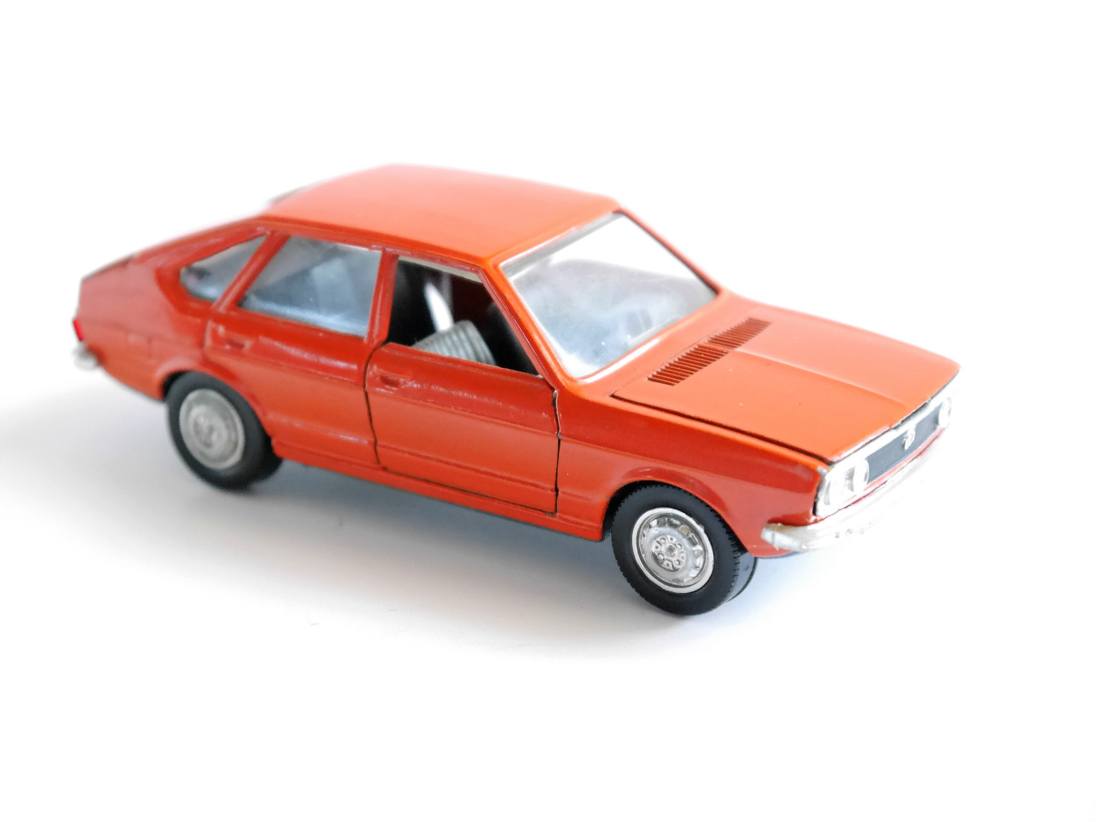 VOLKSWAGEN VW PASSAT b1 32 TS en Orange Rouge Rouge Rouge Rouge rouge ROJA rouge, SCHUCO 1 43 957208 VOLKSWAGEN VW PASSAT b1 32 TS en Orange Rouge Rouge Rouge Rouge rouge ROJA rouge, SCHUCO 1 43 957208
