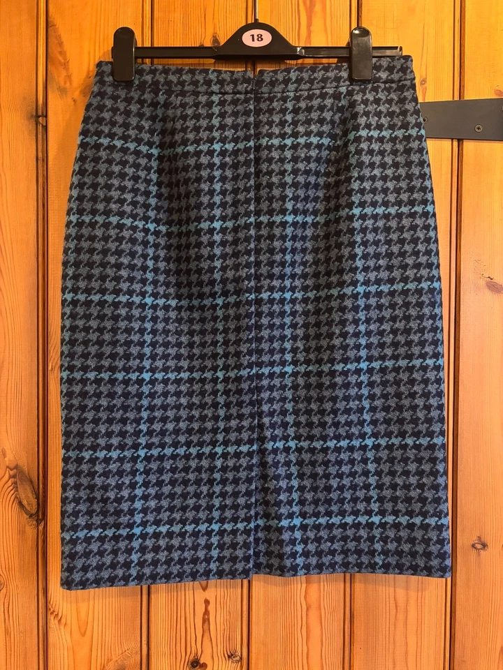 Brand new Pure Collection 100% wool dogtooth pencil skirt, Size UK 12, RRP £99 - Image 2 of 4