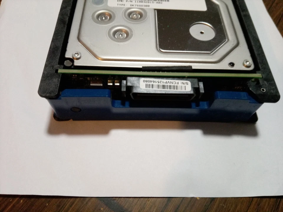 HUS72403CLAR3000 - EMC 3TB 7200 RPM SAS 3.5" HDD for VNX5100, 5200, 5300... - Image 2 of 4