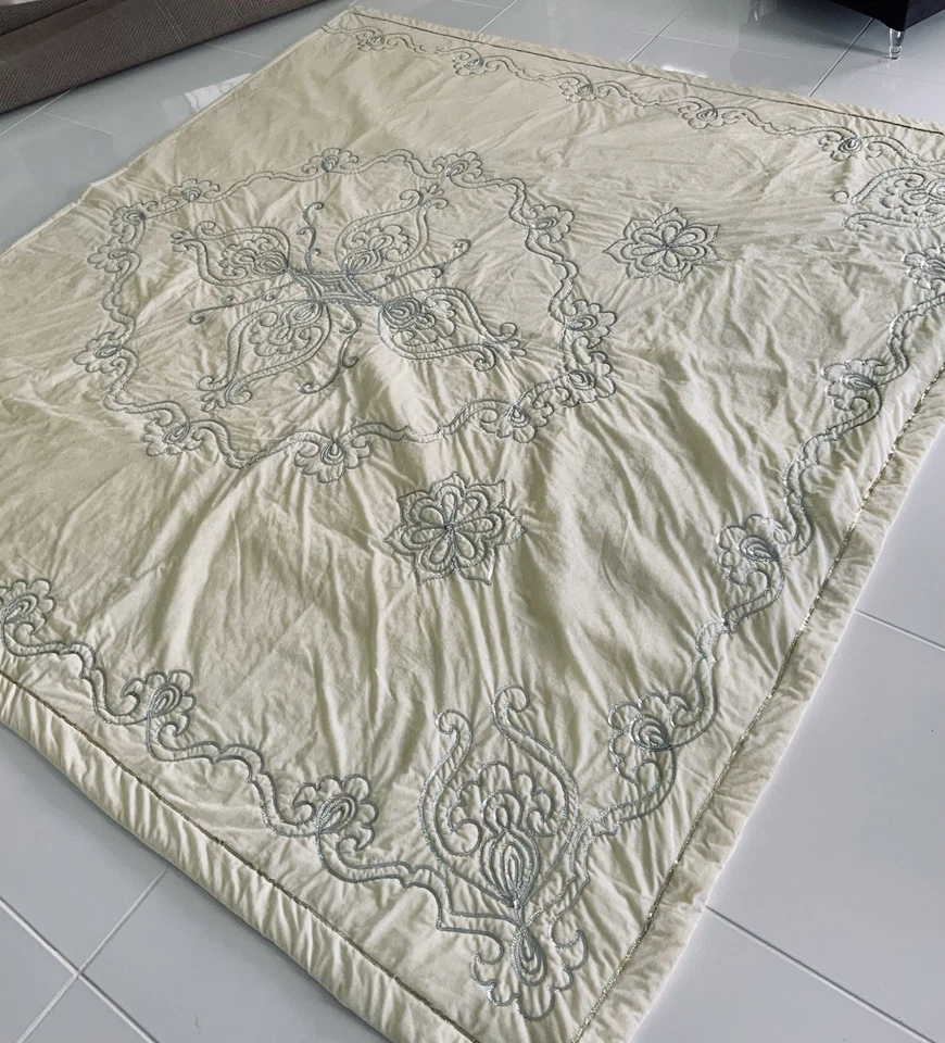 Luxeriöse handbestickte Tagesdecke aus vanillefarbenen Pannésamt 260x260 cm - Bild 3 von 4