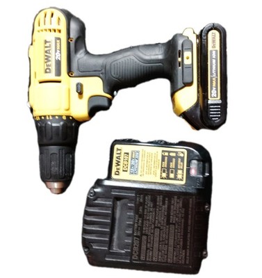 DEWALT DCD771  1/2''  CORDLESS DRIVER (2) 20V Lith Ion Batteries (1) batt charger