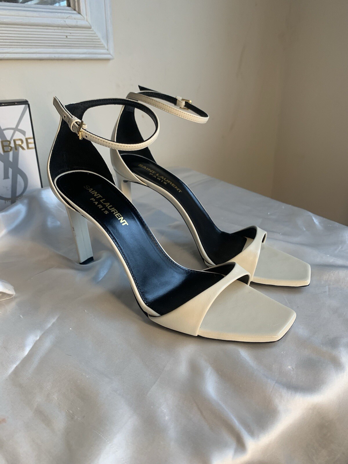 Yves Saint Laurent Bea 90 sandali in pelle colore bianco