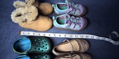 Paket 4 Mädchen Kleinkind Schuhe Gr. 8, Crocs, Winterstiefel, Sandalen, elegante Schuhe - Bild 22 von 22