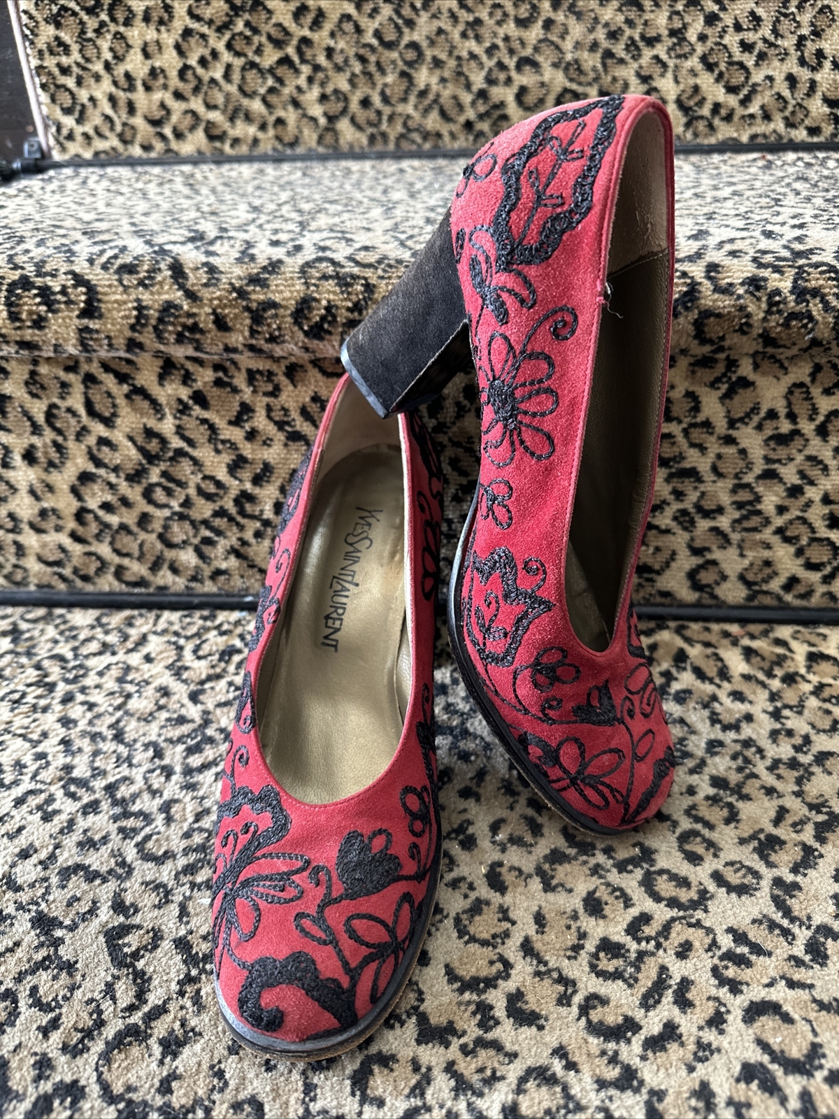 Décolleté Yves Saint Laurent vintage anni '80 pelle scamosciata rossa nera ricamata punta rotonda 8