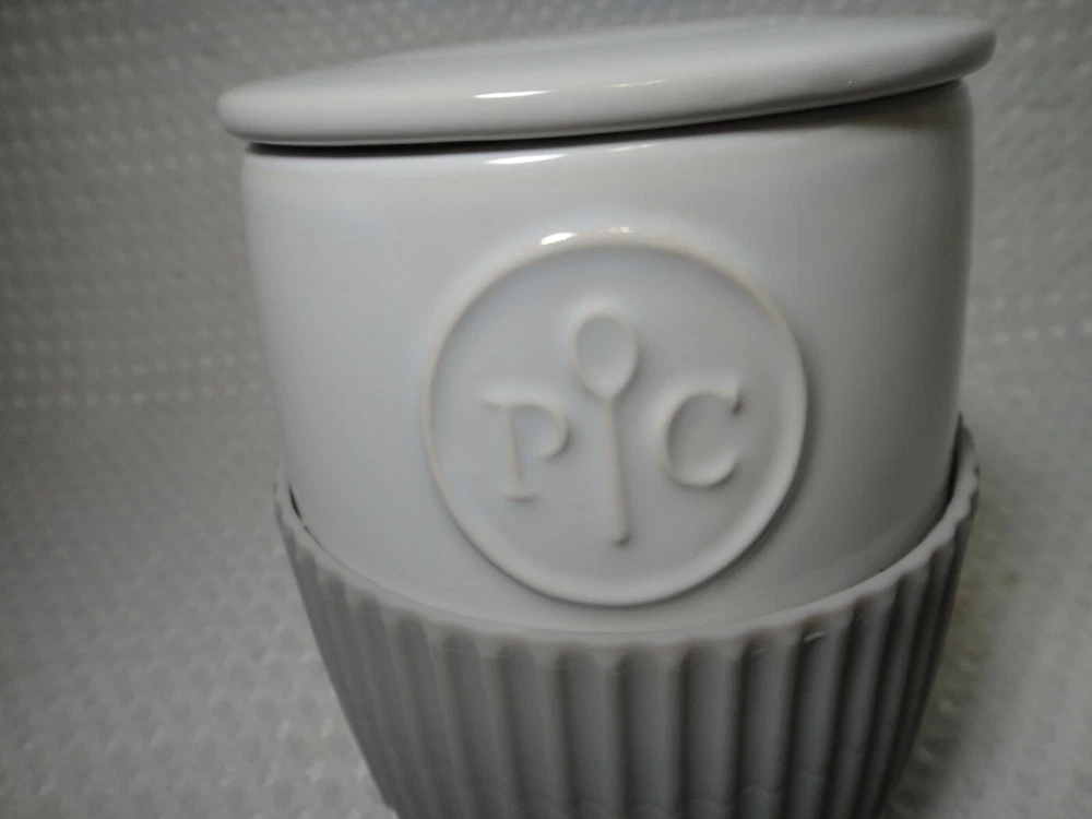 Pampered Chef Ceramic Microwave Egg Cooker w/ Lid & Hand Grip 17B Kitchen Gadget Pampered Chef Ceramic Microwave Egg Cooker w/ Lid & Hand Grip 17B Kitchen Gadget