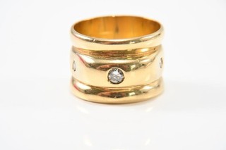 O51G10 Gold 750 18ct Ring with Nat. diamonds add approx 0.30ct