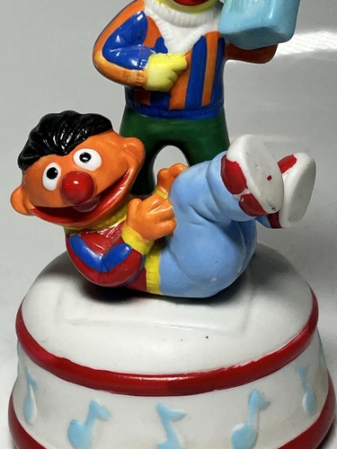 Caja de música giratoria de colección Sesame Street Bert & Ernie reproduce el tema de Sesame Street - Imagen 3 de 12