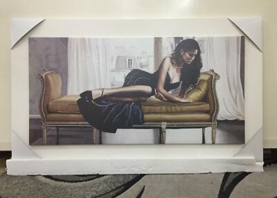 MODERNES GEMÄLDE FRAU AUF SOFA WEISSER HOLZRAHMEN 118x68 cm