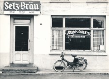 PAYSAGE URBAIN c. 1960 - Façade Café Mobylette - Photo P. Schavey - GPU 5