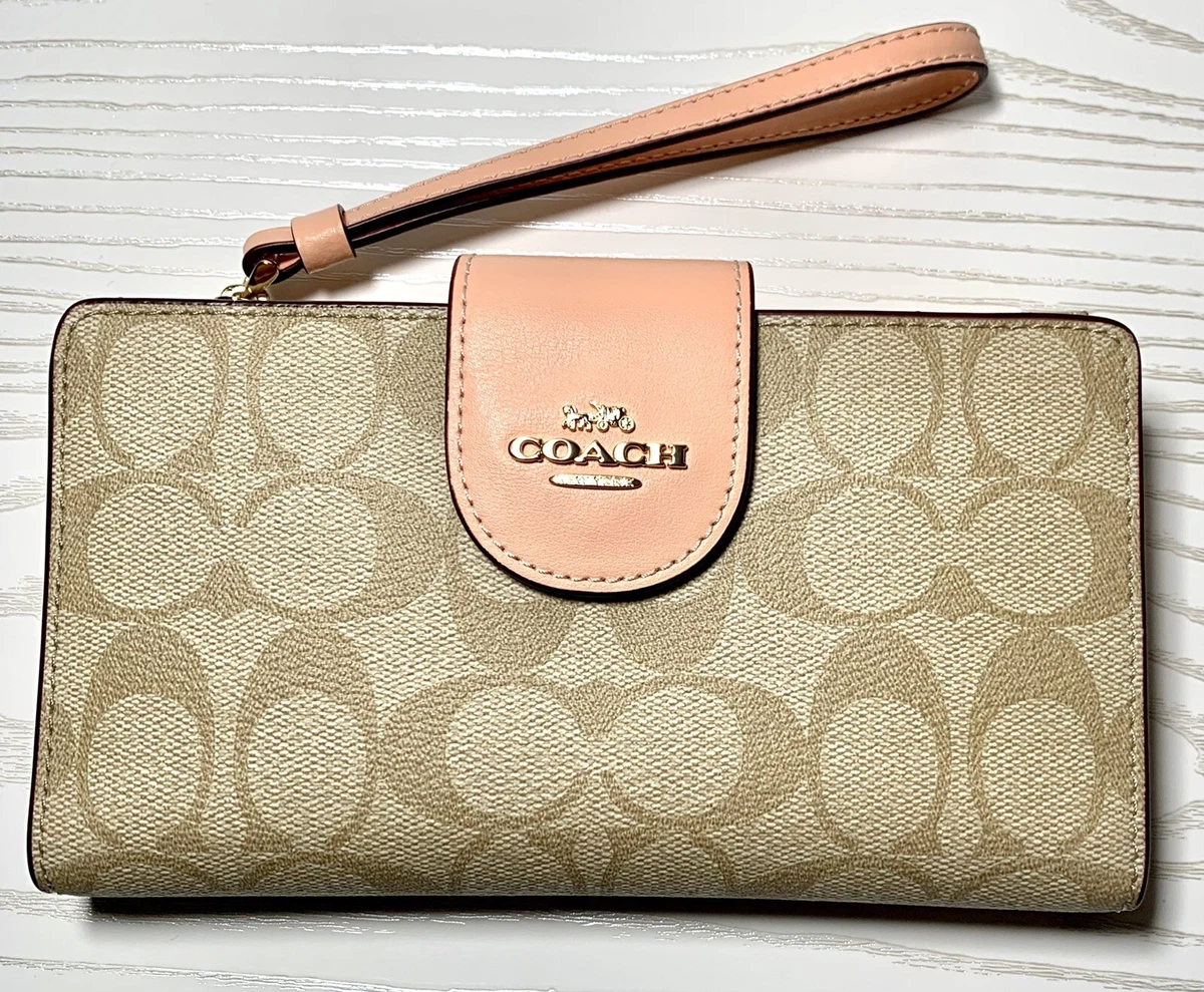 What's in Tech Phone Wallet from Coach ? 