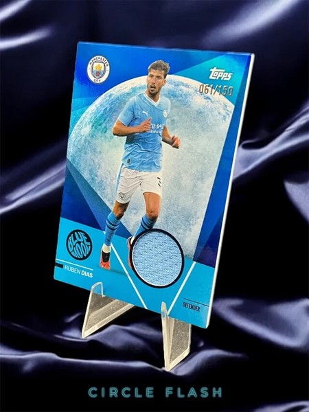 Carta de Topps del Manchester City Con parche y numerada Ruben Dias 061/150