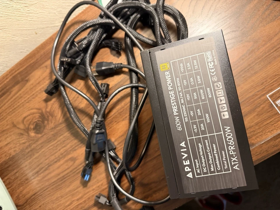 Fuente de alimentación PSU Apevia Prestige Series ATX-PR600W 600W 80 PLUS Gold ATX12V Foto 2 de 2