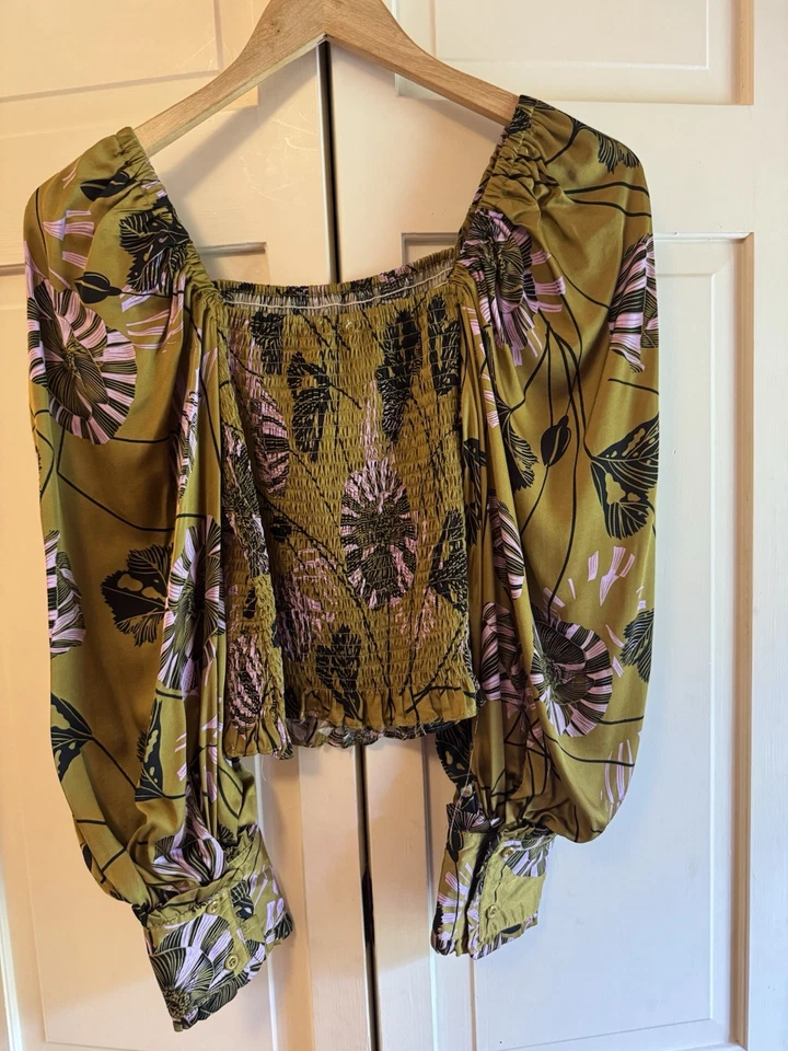 Blusa Karlie Pequeña Verde Oliva, Negra, Rosa Floral Elástica Precio de venta sugerido por el fabricante $99+ Look Años 70’s Foto 4 de 4