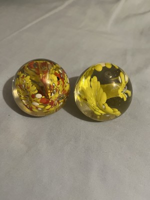 Zwei schöne Vintage Glas Papiergewichte mundgeblasen gelb und orange Blume