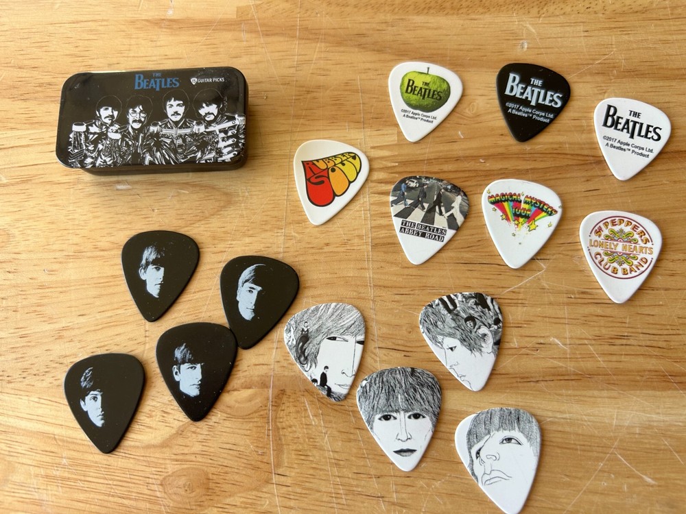 The Beatles - 15 Guitar Picks Signature Series in Tin - Sgt. Pepper