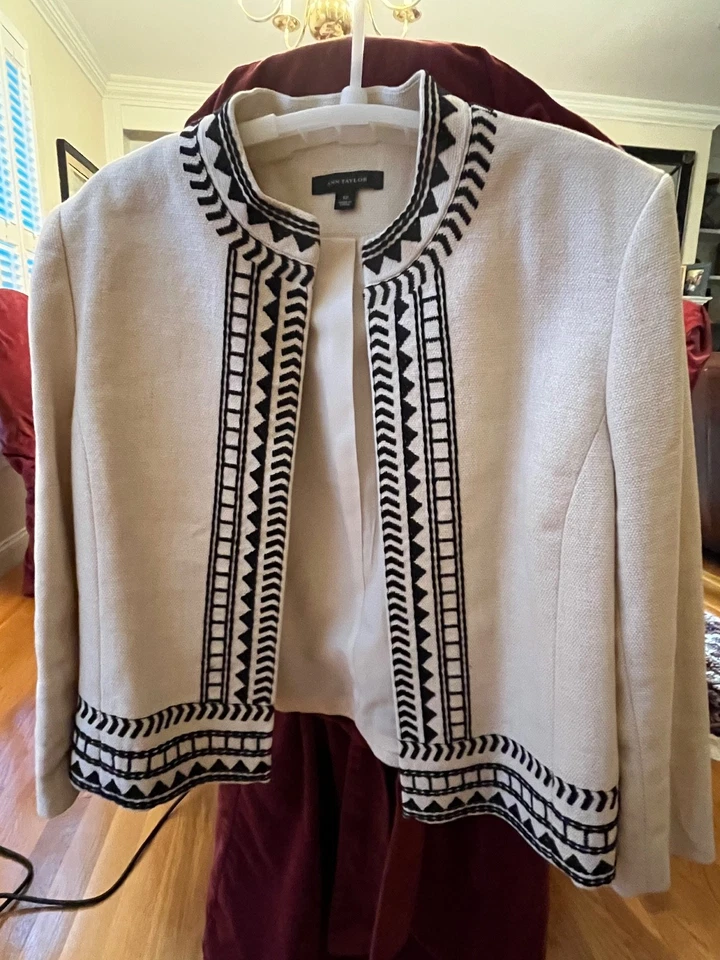 Blazer Ann Taylor de lino blanco con bordado negro alrededor de los bordes - Talla 12 Foto 3 de 4