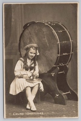 RPPC Chums 7 Bramusas Girl mit Bassdrum Vaudeville Act Relph Preston c.1916