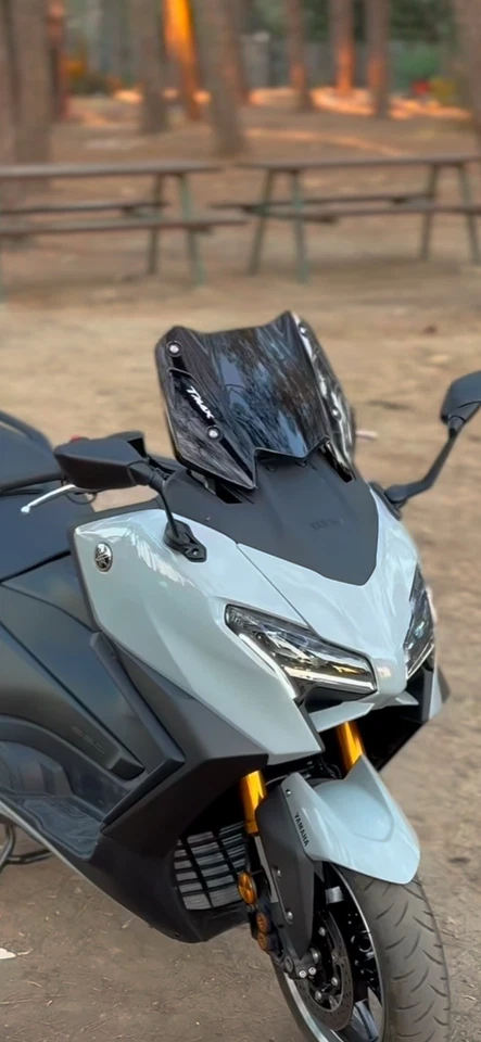 CUPOLINO PARABREZZA WINDSHIELD SPORTIVO +ADESIVO VITI OMAGGIO TMAX 560 2022-2025 - Immagine 2 di 4