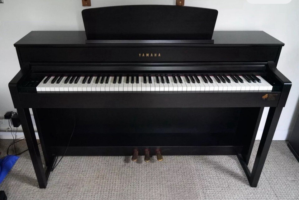 Used Yamaha CLP535 Clavinova Digital Piano & Stool Ebony. Needs repair