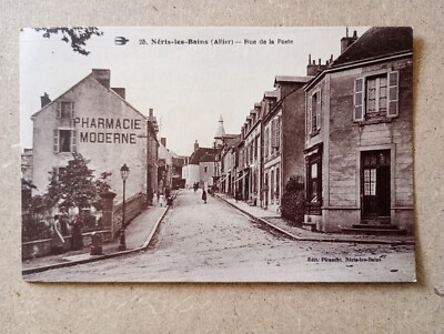 yb091 AK um 1900 Néris les Bains - Allier - Rue de la poste - Geschäfte