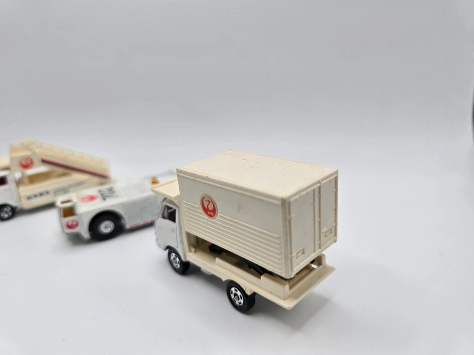 LOTE DE 3 Tomy Tomica JAPAN AIRLINES #38/50 #95 #35/36/37 remolcador/escalera/remolque del aeropuerto Foto 4 de 4