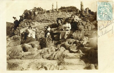 ROTHENEUF Fotokarte eines Ausflugs zu den geschnitzten Felsen Abbé Fouré Art brut