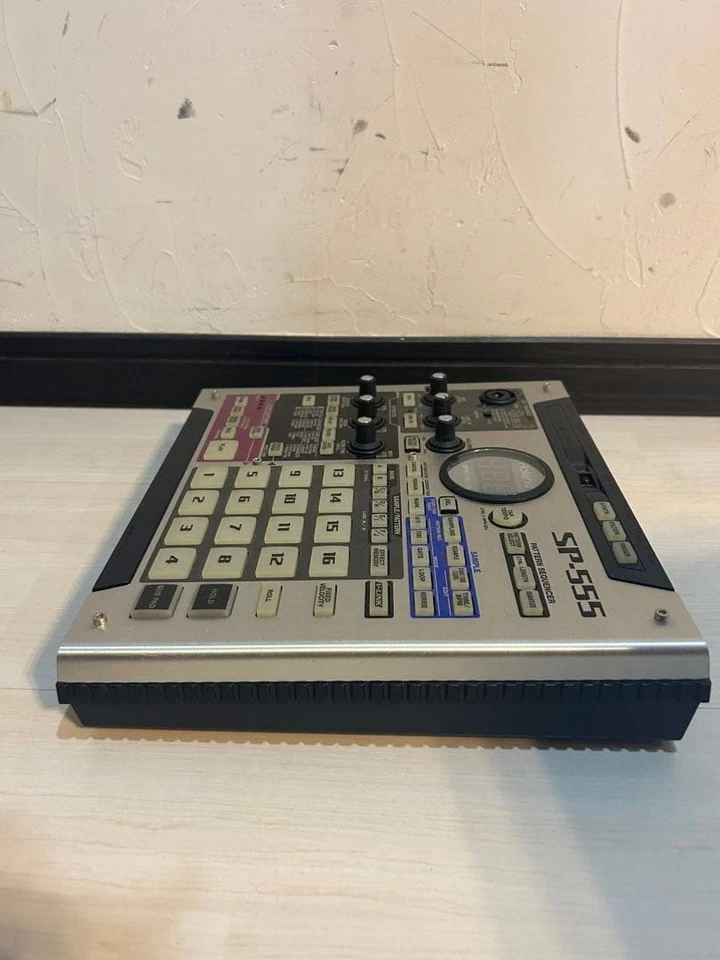 Roland SP-555 Sampling Workstation Phrase Sampler mit Effekten und Pads getestet - Bild 2 von 4