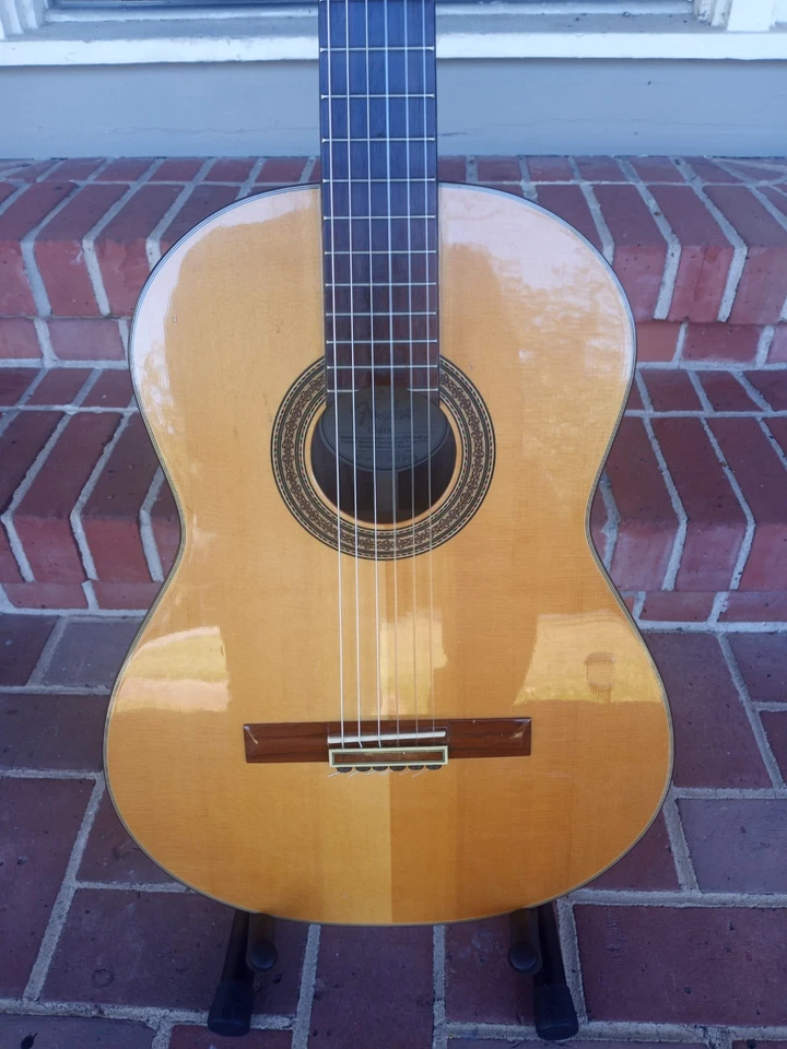 Fender modelo CG21S 1999 clásico, cuerpo de abeto macizo y palisandro. Buen estado. Foto 3 de 4