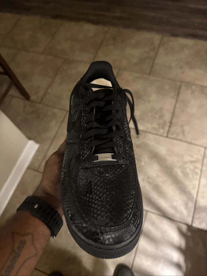 Talla 11 - Kobe Bryant x Nike Air Force 1 Low Triple Negro Foto 2 de 4