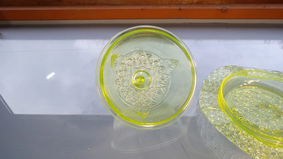 Prato de manteiga coberto de vidro de vaselina/urânio McKee & Bros; Padrão Queen. - Imagem 4 de 4