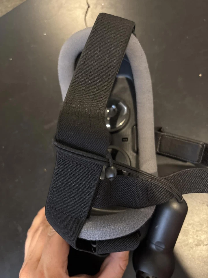 Samsung Gear VR Virtual Reality Headset with Controller - Image 4 of 4