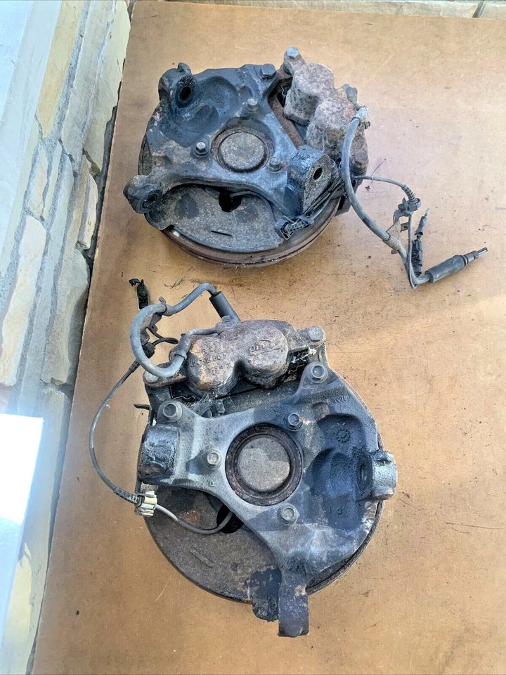 1999-2007 Silverado 1500 / Sierra 1500 Knuckle & Caliper Front Left & Right OEM - Image 3 of 4