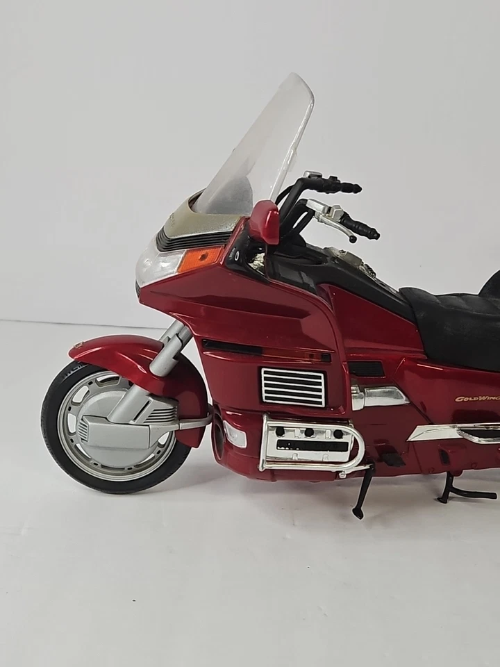Road Signature 1/10 Scale Diecast - Honda Gold Wing -  Red - Image 2 of 4