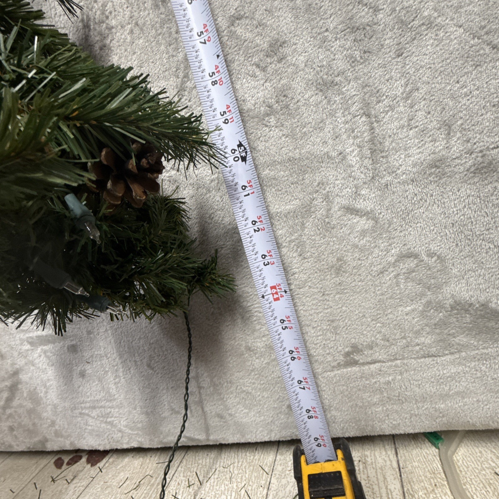 Pre-Lit BERRY And  PINECONE Christmas Garland 6 FT