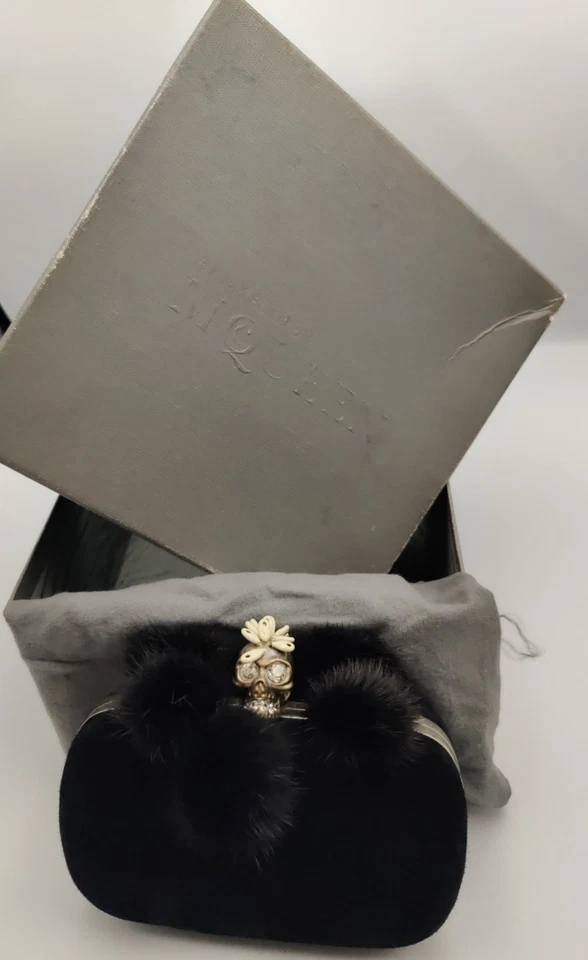 Alexander McQueen замшевые и кожаные меховые помпоны клатч с черепом черные - Изображение 2 из 4