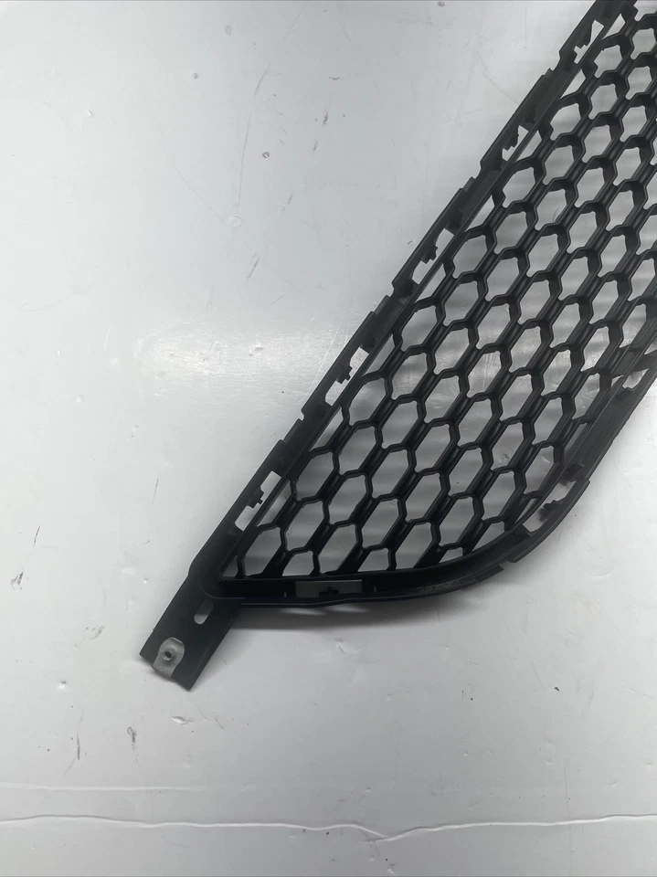 Dodge Dart 2013-2016 radiador delantero rejilla obturador inferior OEM 68140950 OEM Foto 2 de 4