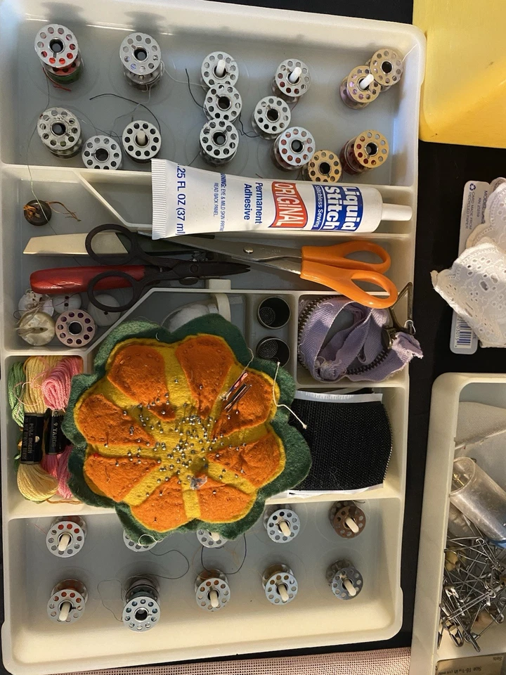 Accesorios para máquina de coser/costurera con estuche. Hilo, botones, bobinas, pasadores Foto 4 de 4