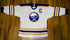 VINTAGE AUTOGRAPHED 1984 BUFFALO SABRES GILBERT PERREAULT HOCKEY JERSEY MEN'S XL