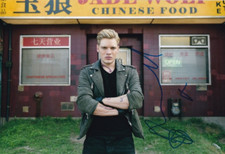 DOMINIC SHERWOOD signed Autogramm 20x30cm SHADOWHUNTERS in Person autograph COA