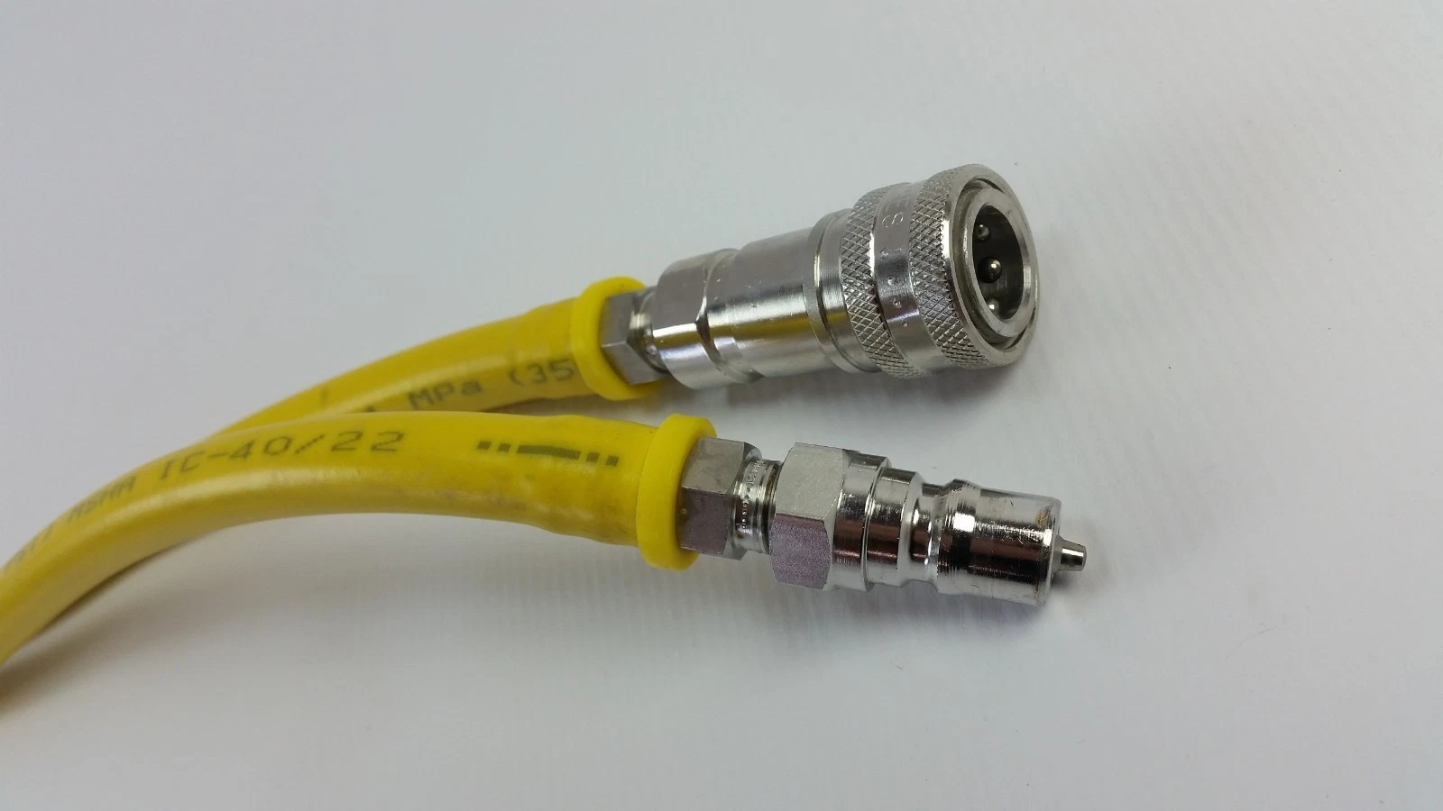 Parker quick-connect socket and mating plug on the ends of the two 700 mm hoses