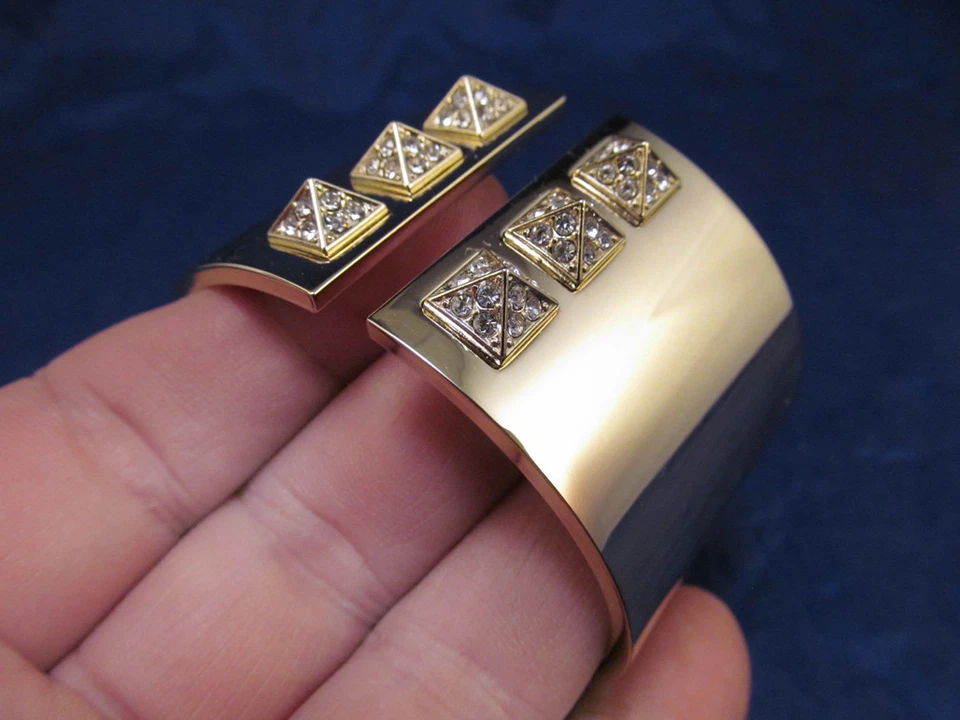 *Brazalete Victoria's Secret ancho tono dorado con bisagras tachuelas de cristal Foto 2 de 4