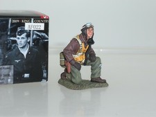 KING AND COUNTRY AF022 USAAF US AIRFORCE PILOT KNEELING LISTENING TO BRIEFING