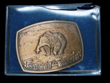SK07164 NOS VINTAGE 1982  SMITH  WESSON  BROWN BEAR GUN  FIREARM BUCKLE
