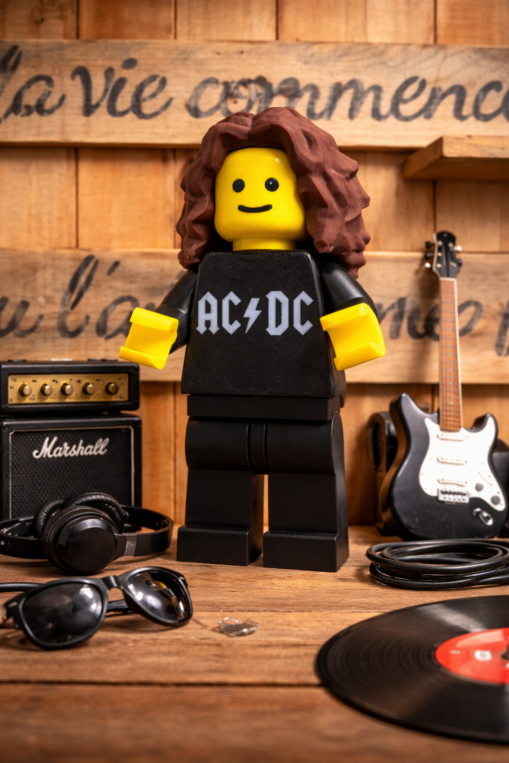 Figurine LEGO géante AC/DC rock de 20cm pour sublimer votre studio de musique