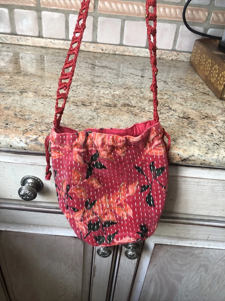 Free People 红色天鹅绒月亮斜挎包串珠钩针刺绣线新品 — 第 2/4 张图片