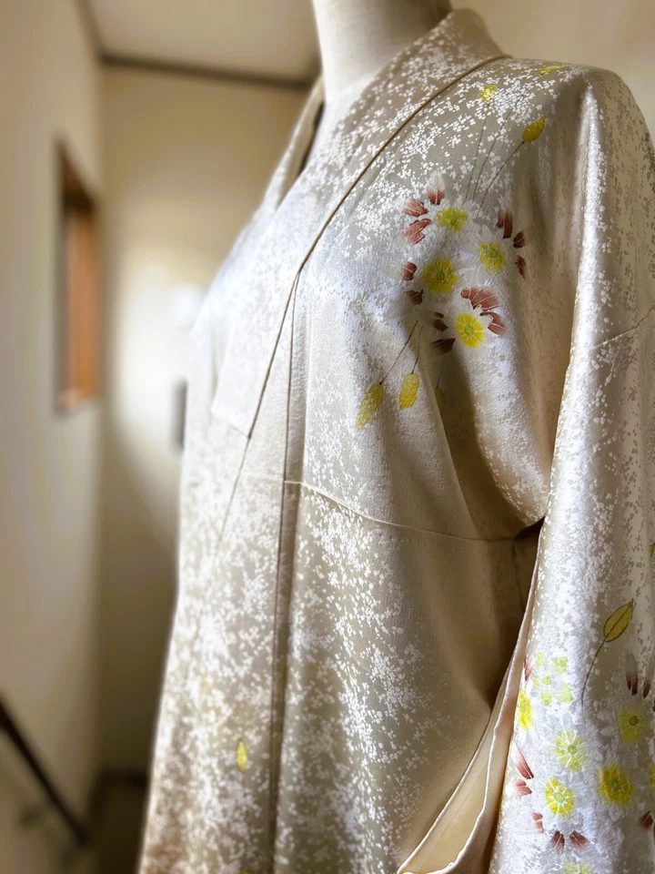 【Excellent】antique kimono,japanese kimono ,  kimono robe,beige kimono Foto 2 de 4
